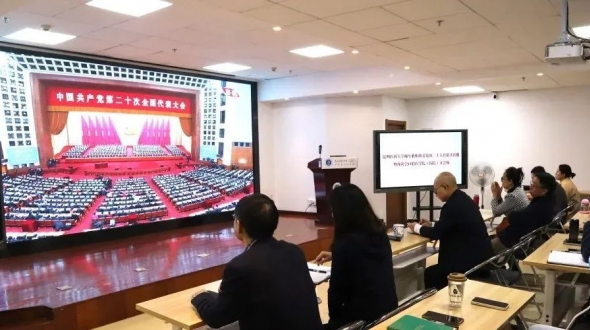 我院教醫護職工和學生熱烈祝賀中國共產黨第二十次全國代表大會開幕